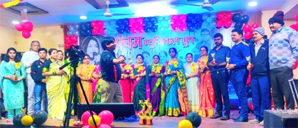 पंचम म्यूजिकल ग्रुप की शानदार प्रस्तुति, महिलाओं का वेश-भूषा बना आकर्षण का केंद्र