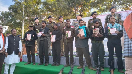 एक करोड़ के इनामी रामधेर समेत 12 माओवादियों का सरेंडर