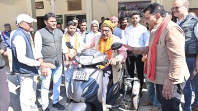 दिव्यांग नेमी सिंह को उपमुख्यमंत्री शर्मा ने प्रदान की पेट्रोल चलित स्कूटी