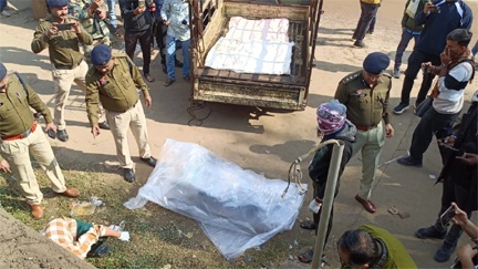 बोरी में बंद मिली अज्ञात महिला की लाश, इलाके में सनसनी,पुलिस जांच में जुटी