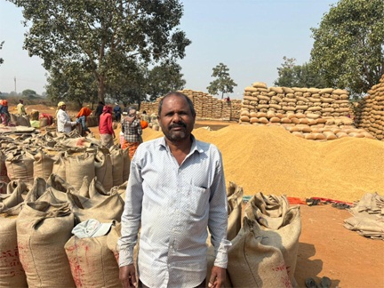 सरकार की पारदर्शी धान खरीदी व्यवस्था से महासमुंद जिले के किसानों में उत्साह का महौल सरकार की पारदर्शी धान खरीदी व्यवस्था से महासमुंद जिले के किसानों में उत्साह का महौल