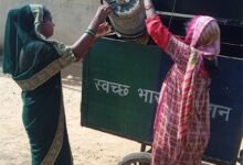 स्वच्छता दीदी द्वारा ग्रामीण क्षेत्रों में किया जा रहा है डोर टू डोर कचरा संग्रहण