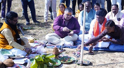 पर्यटन एवं संस्कृति मंत्री राजेश अग्रवाल ने किया स्कूल भवन का भूमि पूजन पर्यटन एवं संस्कृति मंत्री राजेश अग्रवाल ने किया स्कूल भवन का भूमि पूजन