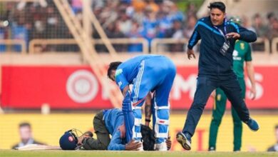 बाउंड्री कूदकर मैदान में घुस आया विराट कोहली का फैन छुए पैर