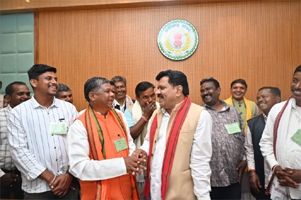 बस्तर संभाग के सरपंचों ने नए विधानसभा भवन में देखी लोकतांत्रिक प्रक्रिया