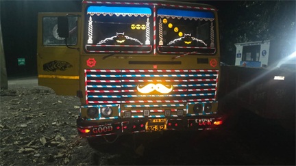 अवैध खनन और परिवहन पर जिला प्रशासन की सख्त कार्रवाई, 5 वाहन जब्त