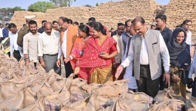 मंत्री लक्ष्मी राजवाड़े ने भटगांव विधानसभा के शिवप्रसाद नगर धान खरीदी केंद्र का किया निरीक्षण