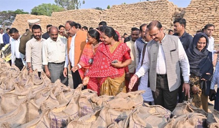 मंत्री लक्ष्मी राजवाड़े ने भटगांव विधानसभा के शिवप्रसाद नगर धान खरीदी केंद्र का किया निरीक्षण