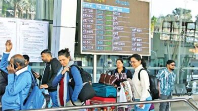 फ्लाइट रद होने से परेशान यात्री फ्लाइट रद होने से परेशान यात्री