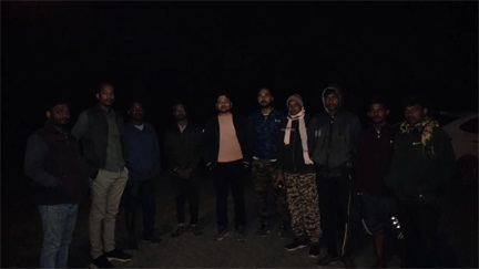 शोक पत्र बांटकर लौट रहे युवकों पर हाथियों का हमला