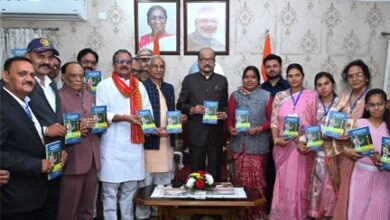 राज्यपाल डेका ने ‘एक पेड़ मां के नाम‘ काव्य संग्रह का किया विमोचन