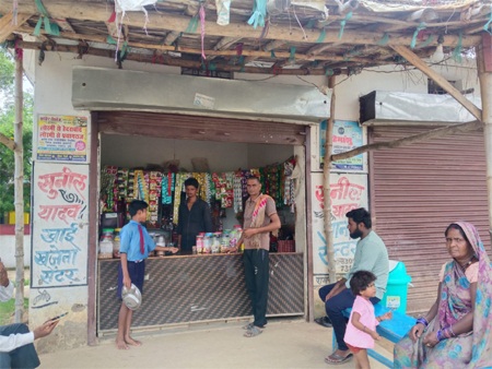बिठलदाह के सुनील सामुदायिक शौचालय परिसर में कर रहे किराना दुकान संचालन