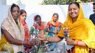 मंत्री लक्ष्मी राजवाड़े गांव–बस्ती चलो अभियान के तहत भटगांव विधानसभा के महावीरपुर और संजय नगर पहुँचीं