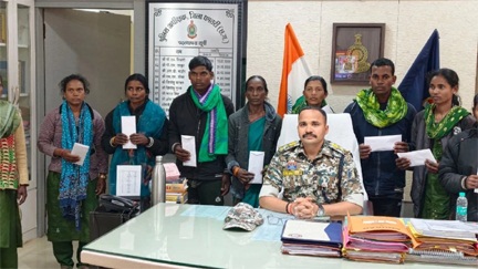 धमतरी में 47 लाख के इनामी 9 खूंखार माओवादियों ने किया सरेंडर