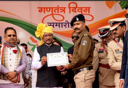 गणतंत्र दिवस पर बहादुरी का सम्मान: आरक्षक आशीष राठौर और बीरेंद्र राजपूत को मुख्यमंत्री विष्णुदेव साय ने दिया प्रशस्ति पत्र