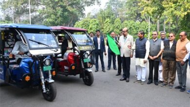 राज्यपाल डेका ने सरस्वती शिक्षा संस्थान को प्रदान किए चार ई- रिक्शे राज्यपाल डेका ने सरस्वती शिक्षा संस्थान को प्रदान किए चार ई- रिक्शे