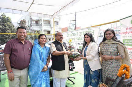 पुरंदर मिश्रा ने दीप प्रज्वलित कर किया निःशुल्क आयुर्वेदिक स्वास्थ्य शिविर का शुभारंभ