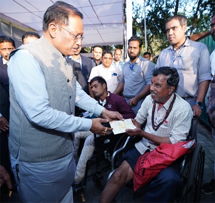 मुख्यमंत्री जनदर्शन: दिव्यांग प्रवीण गिरी गोस्वामी को पुत्री की शादी के लिए मिला 20 हजार का तत्कालीक सहायता