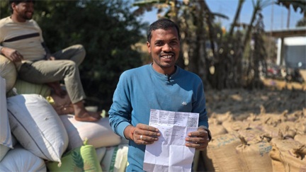 धान उपार्जन केन्द्रों की पारदर्शी व्यवस्था से किसानों को मिल रही बड़ी सुविधा धान उपार्जन केन्द्रों की पारदर्शी व्यवस्था से किसानों को मिल रही बड़ी सुविधा