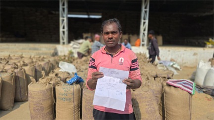 डिजिटल तकनीक से धान विक्रय हुआ आसान, किसान ज्योति प्रकाश ने घर बैठे काटा टोकन डिजिटल तकनीक से धान विक्रय हुआ आसान, किसान ज्योति प्रकाश ने घर बैठे काटा टोकन