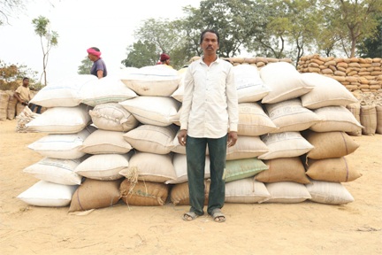 किसान-हितैषी व्यवस्था का लाभ उठाया किसान देवकुमार ने : सक्ती धान उपार्जन केंद्र में देव कुमार ने 64.40 क्विंटल धान का किया विक्रय किसान-हितैषी व्यवस्था का लाभ उठाया किसान देवकुमार ने : सक्ती धान उपार्जन केंद्र में देव कुमार ने 64.40 क्विंटल धान का किया विक्रय