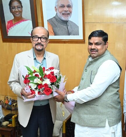 राज्यपाल डेका को स्कूल शिक्षा मंत्री गजेंद्र यादव ने दी नए वर्ष की शुभकामनाएं राज्यपाल डेका को स्कूल शिक्षा मंत्री गजेंद्र यादव ने दी नए वर्ष की शुभकामनाएं