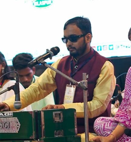 दृष्टि दिव्यांगता पर संकल्प की जीत: आत्मनिर्भरता की मिसाल बने अभिनंदन, अब गढ़ रहे नई प्रतिभाओं का भविष्य