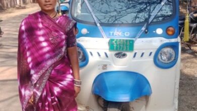 ई-रिक्शा की हेंडिल थामकर चला रही है जीवन की गाड़ी