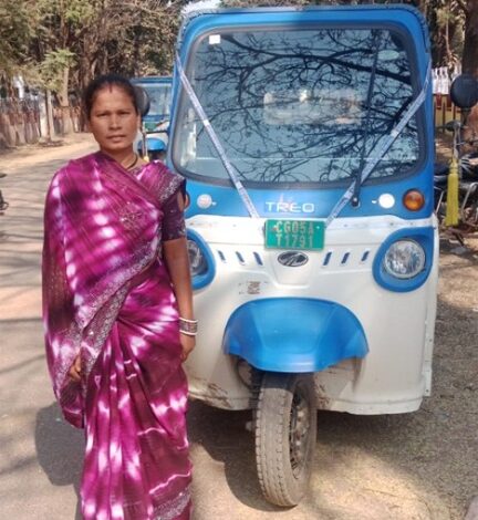 ई-रिक्शा की हेंडिल थामकर चला रही है जीवन की गाड़ी