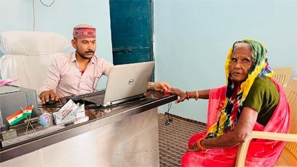 डिजिटल सुविधा केंद्र में 86 वर्षीय भक्तिन राय को अंगूठे के निशान पर मिल रही सुविधाएं डिजिटल सुविधा केंद्र में 86 वर्षीय भक्तिन राय को अंगूठे के निशान पर मिल रही सुविधाएं