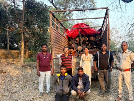 खैर लकड़ी की अंतर्राज्यीय तस्करी का भंडाफोड़ खैर लकड़ी की अंतर्राज्यीय तस्करी का भंडाफोड़