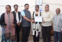 पर्यटन मंत्री राजेश अग्रवाल ने हैमर थ्रो में राज्य स्तर पर तृतीय स्थान प्राप्त करने वाली छात्रा सुधा सिंह को किया सम्मानित