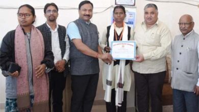 पर्यटन मंत्री राजेश अग्रवाल ने हैमर थ्रो में राज्य स्तर पर तृतीय स्थान प्राप्त करने वाली छात्रा सुधा सिंह को किया सम्मानित पर्यटन मंत्री राजेश अग्रवाल ने हैमर थ्रो में राज्य स्तर पर तृतीय स्थान प्राप्त करने वाली छात्रा सुधा सिंह को किया सम्मानित