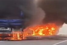 कोरबा में भीषण सड़क हादसा: ट्रेलर-ट्रक टक्कर के बाद आग, ड्राइवर जिंदा जला