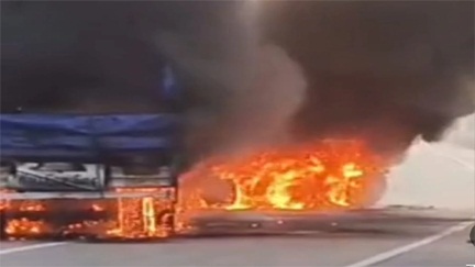 कोरबा में भीषण सड़क हादसा: ट्रेलर-ट्रक टक्कर के बाद आग, ड्राइवर जिंदा जला कोरबा में भीषण सड़क हादसा: ट्रेलर-ट्रक टक्कर के बाद आग, ड्राइवर जिंदा जला