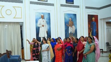 राज्यपाल के गोद ग्राम टेमरी के ग्रामीणों ने किया लोकभवन का भ्रमण