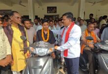 उपमुख्यमंत्री विजय शर्मा की तत्परता से दो दिव्यांगों को मिली स्कूटी, चेहरे पर लौटी मुस्कान उपमुख्यमंत्री विजय शर्मा की तत्परता से दो दिव्यांगों को मिली स्कूटी, चेहरे पर लौटी मुस्कान