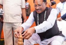 मुख्यमंत्री साय ने कुम्हार के चाक पर गढ़ा दीया, पारंपरिक शिल्पकारों से किया आत्मीय संवाद: सरगुजा विकास प्राधिकरण की बैठक के दौरान प्रदर्शनी में दिखा माटी से जुड़ाव