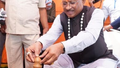 मुख्यमंत्री साय ने कुम्हार के चाक पर गढ़ा दीया, पारंपरिक शिल्पकारों से किया आत्मीय संवाद: सरगुजा विकास प्राधिकरण की बैठक के दौरान प्रदर्शनी में दिखा माटी से जुड़ाव