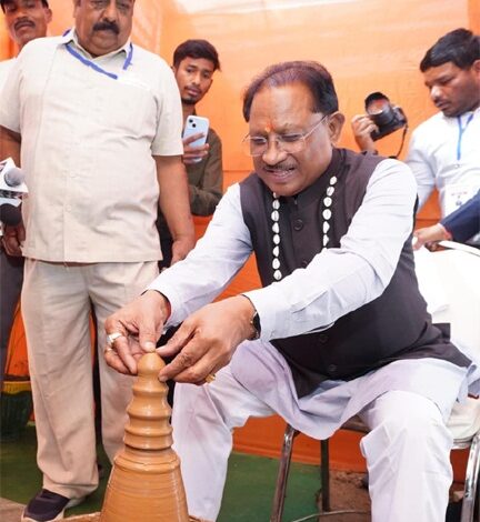 मुख्यमंत्री साय ने कुम्हार के चाक पर गढ़ा दीया, पारंपरिक शिल्पकारों से किया आत्मीय संवाद: सरगुजा विकास प्राधिकरण की बैठक के दौरान प्रदर्शनी में दिखा माटी से जुड़ाव
