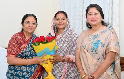 केंद्रीय महिला एवं बाल विकास राज्यमंत्री  सावित्री ठाकुर से मंत्री लक्ष्मी राजवाड़े ने की सौजन्य भेंट