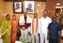 राज्यपाल रमेन डेका से राष्ट्रपति पुरस्कार प्राप्त ढोकरा शिल्प कलाकारों ने की सौजन्य भेंट