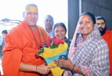 लक्ष्मी राजवाड़े ने निरंजनी पीठाधीश्वर स्वामी कैलाशानंद गिरी जी महाराज से लिया आशीर्वाद लक्ष्मी राजवाड़े ने निरंजनी पीठाधीश्वर स्वामी कैलाशानंद गिरी जी महाराज से लिया आशीर्वाद