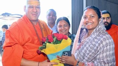 लक्ष्मी राजवाड़े ने निरंजनी पीठाधीश्वर स्वामी कैलाशानंद गिरी जी महाराज से लिया आशीर्वाद