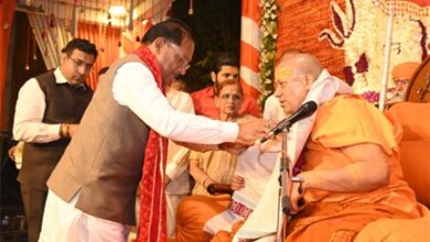 मुख्यमंत्री विष्णु देव साय से निरंजन पीठाधीश्वर महामंडलेश्वर डॉ. स्वामी कैलाशनंद गिरी जी महाराज ने की सौजन्य भेंट