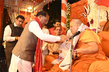 मुख्यमंत्री विष्णु देव साय से निरंजन पीठाधीश्वर महामंडलेश्वर डॉ. स्वामी कैलाशनंद गिरी जी महाराज ने की सौजन्य भेंट मुख्यमंत्री विष्णु देव साय से निरंजन पीठाधीश्वर महामंडलेश्वर डॉ. स्वामी कैलाशनंद गिरी जी महाराज ने की सौजन्य भेंट