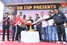 सुभाष स्टेडियम में पत्रकारों की खेल मड़ई, पुरंदर मिश्रा ने बढ़ाया खिलाड़ियों का उत्साह