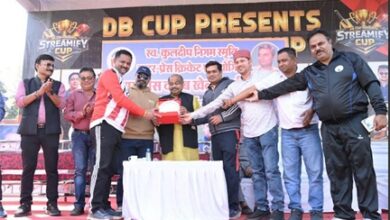 सुभाष स्टेडियम में पत्रकारों की खेल मड़ई, पुरंदर मिश्रा ने बढ़ाया खिलाड़ियों का उत्साह