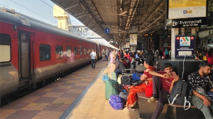 रायपुर-बिलासपुर होकर चलेंगी 15 होली स्पेशल ट्रेनें रायपुर-बिलासपुर होकर चलेंगी 15 होली स्पेशल ट्रेनें