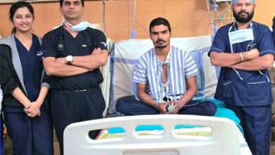मेडिकल कॉलेज अस्पताल रायपुर के हार्ट-चेस्ट एवं वैस्कुलर सर्जरी विभाग की एक और बड़ी सफलता, चाकू से कटी मुख्य धमनी, सबक्लेवियन आर्टरी को जोड़कर बचाया युवक का हाथ